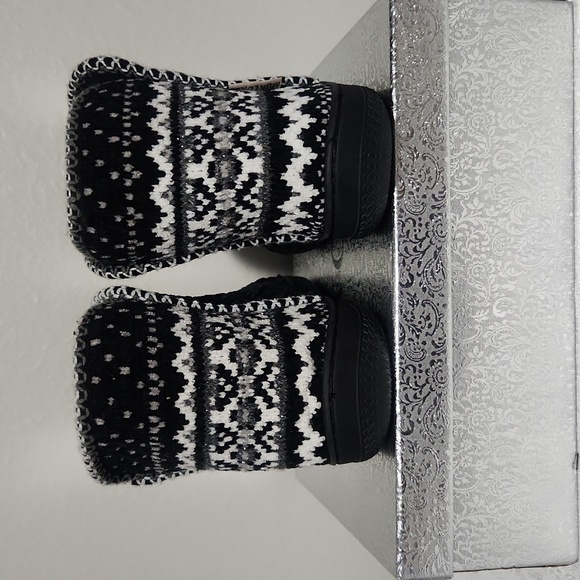 MUK LUKS Size 9-10 BLACK AND WHITE  KNIT BOOTIE SLIPPERS - Picture 3 of 9